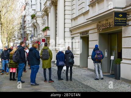 Berlin, Allemagne. 16 mars 2020. Les gens qui achètent de l'or dans l'espoir que le prix de l'or augmentera en raison de la crise du coronavirus. Ils font la queue devant un point de vente du groupe Degussa Goldhandel à Berlin, en Allemagne. Crédit: David Crossland/Alay Live News Banque D'Images