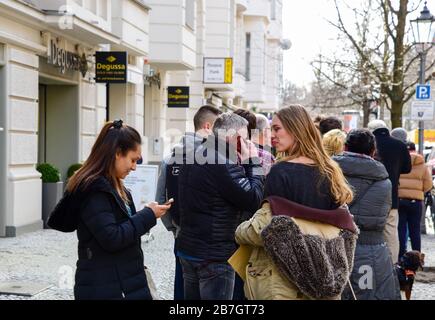 Berlin, Allemagne. 16 mars 2020. Les gens qui achètent de l'or dans l'espoir que le prix de l'or augmentera en raison de la crise du coronavirus. Ils font la queue devant un point de vente du groupe Degussa Goldhandel à Berlin, en Allemagne. Crédit: David Crossland/Alay Live News Banque D'Images
