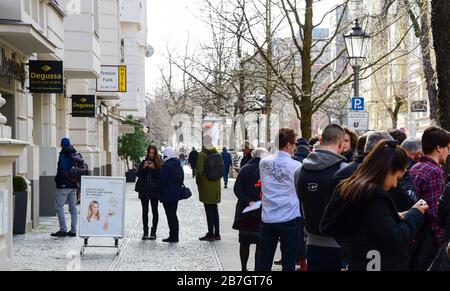 Berlin, Allemagne. 16 mars 2020. Les gens qui achètent de l'or dans l'espoir que le prix de l'or augmentera en raison de la crise du coronavirus. Ils font la queue devant un point de vente du groupe Degussa Goldhandel à Berlin, en Allemagne. Crédit: David Crossland/Alay Live News Banque D'Images