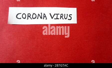 Note COVID-19 /coronavirus sur le livre blanc sur le fond rouge. Économie et marchés financiers affectés par le virus corona. flat Lay, espace pour le texte. Banque D'Images