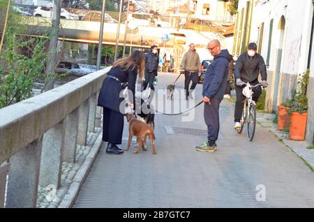 Milao, Lombardie - Italie. 16 mars 2020. (INT) les Italiens ont plus d'espoir au milieu de Coronavirus:COVID -19. 15 mars 2020, Lombardie, Milan, Italie : ce dimanche, les Italiens semblaient plus gaies, beaucoup de gens sont partis, par exemple, dans le parc pour faire de l'exercice, aller faire une promenade, marcher avec le chien ou la famille. Et sur le balcon de nombreuses maisons vous pouvez voir le drapeau italien et le message ''Andra tutto bene'' qui signifie ''tout va bien''. C'est ce que tout le monde attend. Crédit:Josi Donelli/Thenews2 crédit: Josi Donelli/TheNEWS2/ZUMA Wire/Alay Live News Banque D'Images