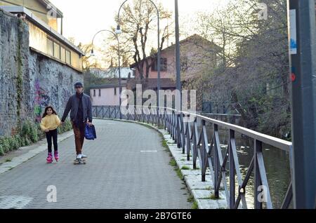 Milao, Lombardie - Italie. 16 mars 2020. (INT) les Italiens ont plus d'espoir au milieu de Coronavirus:COVID -19. 15 mars 2020, Lombardie, Milan, Italie : ce dimanche, les Italiens semblaient plus gaies, beaucoup de gens sont partis, par exemple, dans le parc pour faire de l'exercice, aller faire une promenade, marcher avec le chien ou la famille. Et sur le balcon de nombreuses maisons vous pouvez voir le drapeau italien et le message ''Andra tutto bene'' qui signifie ''tout va bien''. C'est ce que tout le monde attend. Crédit:Josi Donelli/Thenews2 crédit: Josi Donelli/TheNEWS2/ZUMA Wire/Alay Live News Banque D'Images