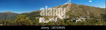 Vue panoramique sur le col de montagne Navacerrada en été et la station de ski. Parc national de Guadarrama. Peñalara, Alto de las Guarramillas et Maliciosa Banque D'Images