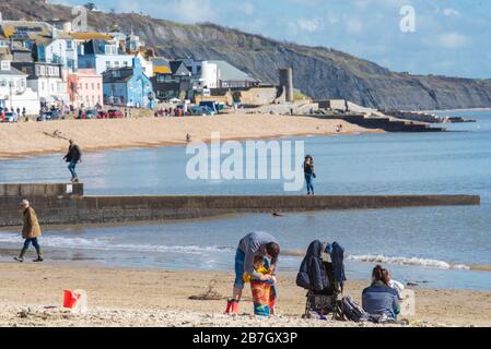 Lyme Regis, Dorset, Royaume-Uni. 16 mars 2020. Météo britannique : après des mois de temps de rêve, le printemps arrive à Lyme Regis. Les gens profitent d'une belle journée de soleil chaud et de ciel bleu clair. Crédit: Celia McMahon/Alay Live News Banque D'Images