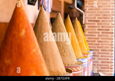 Épices en vente dans les souks de Marrakech. Maroc Banque D'Images