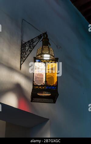 Lampe au Palais Bahia, Marrakech. Maroc Banque D'Images