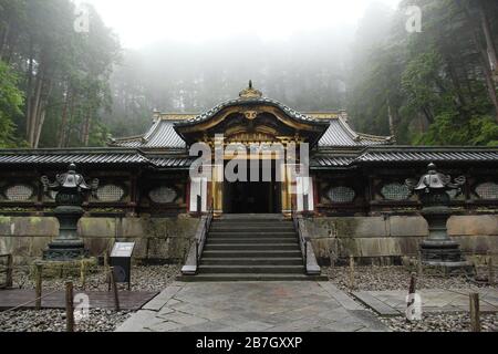 Sanctuaire du Futarasan à Nikko, Japon, pendant la saison des pluies Banque D'Images