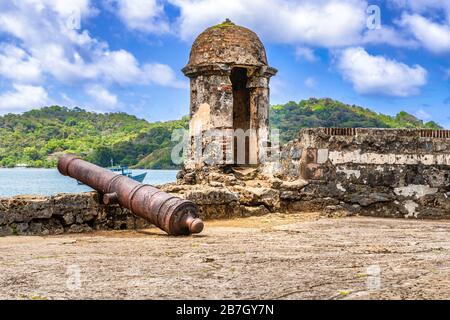 Site classé au patrimoine mondial de l'UNESCO fort San Jeronimo est un exemple extraordinaire de fortifications militaires du XVIIe siècle situées à Portobelo, au Panama. Banque D'Images