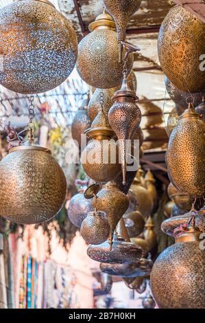 Lampes en vente dans les souks, Marrakech. Maroc Banque D'Images