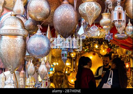 Lampes en vente dans les souks, Marrakech. Maroc Banque D'Images