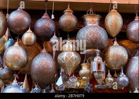 Lampes en vente dans le souk, Marrakech. Maroc Banque D'Images