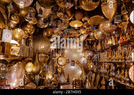 Lampes en vente dans le souk, Marrakech. Maroc Banque D'Images