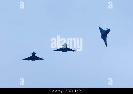 RAF Coningsby, Lincolnshire, Royaume-Uni. 16 mars 2020. Un avion typhon de 29 escadron sur des vols d'entraînement au départ de Royal Air Force Coningsby, Lincolnshire. Les spectacles aériens de la RAF plus tard dans l'année sont menacés de report ou d'annulation en raison de la pandémie de COVID-19. Crédit: Peter Loppeman/Alay Live News Banque D'Images