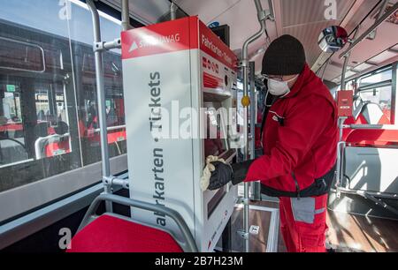 16 mars 2020, Saxe-Anhalt, Halle (Saale): Un employé des Stadtwerke Gruppe Halle/Saale nettoie et désinfecte un bus de la Hallesche Verkehrs AG (HAVAG). Tous les véhicules réguliers de la compagnie de transport locale sont nettoyés et désinfectés tous les jours. Cela s'applique en particulier aux surfaces de contact telles que les mains courantes, les poignées, les roues directrices et les machines à billets. C'est la réponse de Havag à la propagation du virus corona. Photo: Hendrik Schmidt/dpa-Zentralbild/dpa Banque D'Images