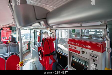 16 mars 2020, Saxe-Anhalt, Halle (Saale): Un employé des Stadtwerke Gruppe Halle/Saale nettoie et désinfecte un bus de la Hallesche Verkehrs AG (HAVAG). Tous les véhicules réguliers de la compagnie de transport locale sont nettoyés et désinfectés tous les jours. Cela s'applique en particulier aux surfaces de contact telles que les mains courantes, les poignées, les roues directrices et les machines à billets. C'est la réponse de Havag à la propagation du virus corona. Photo: Hendrik Schmidt/dpa-Zentralbild/dpa Banque D'Images