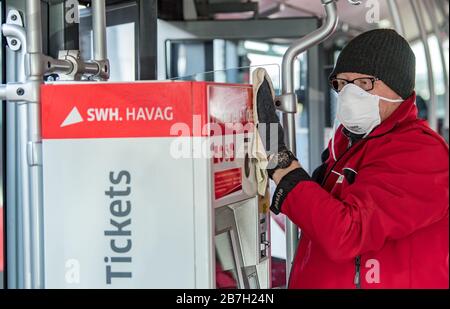 16 mars 2020, Saxe-Anhalt, Halle (Saale): Un employé des Stadtwerke Gruppe Halle/Saale nettoie et désinfecte un bus de la Hallesche Verkehrs AG (HAVAG). Tous les véhicules réguliers de la compagnie de transport locale sont nettoyés et désinfectés tous les jours. Cela s'applique en particulier aux surfaces de contact telles que les mains courantes, les poignées, les roues directrices et les machines à billets. C'est la réponse de Havag à la propagation du virus corona. Photo: Hendrik Schmidt/dpa-Zentralbild/dpa Banque D'Images