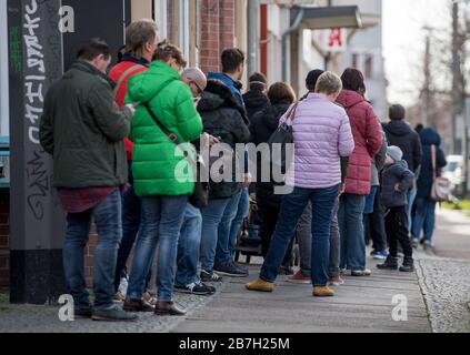 16 mars 2020, Saxe-Anhalt, Halle (Saale): Les personnes en attente se tiennent dans une file d'attente sur le sentier devant le centre de fièvre de Halle/Saale. Le centre de fièvre teste le coronavirus. Photo: Hendrik Schmidt/dpa-Zentralbild/dpa Banque D'Images