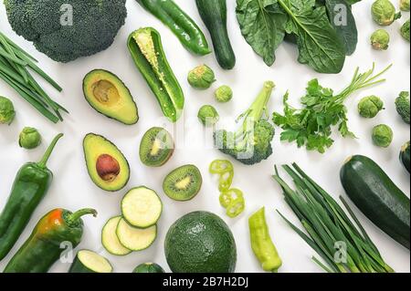 Groupe De Légumes Et Fruits Verts Sur Fond Blanc Banque D'Images
