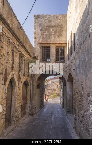 Rue étroite dans la cité médiévale à l'intérieur des Fortifications de Rhodes, Grèce Banque D'Images