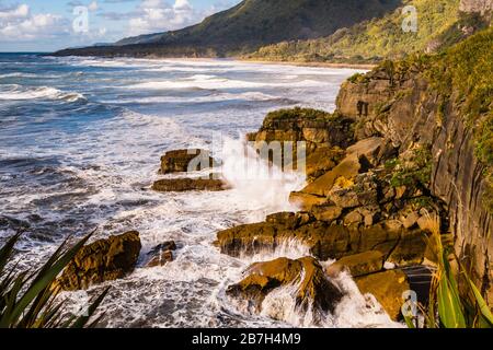 Faire des vagues sur la plage de Punakaiki, côte Ouest, Nouvelle-Zélande Banque D'Images