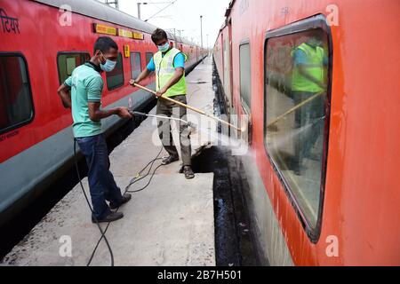 Delhi, Inde. 16 mars 2020. Les cheminots nettoyent l'extérieur d'un train comme mesure préventive contre le coronavirus à la gare de New Delhi. Au total, 114 cas ont été confirmés en Inde, avec 13 personnes guéries et deux morts. Crédit: SOPA Images Limited/Alay Live News Banque D'Images