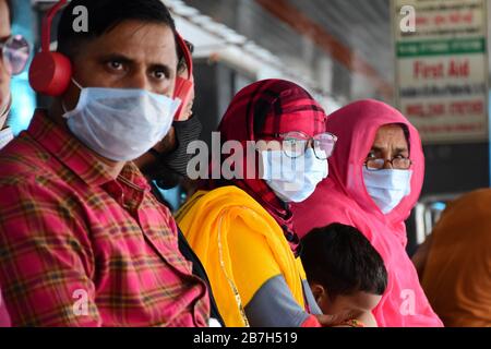 Delhi, Inde. 16 mars 2020. Les personnes portant des masques de visage par mesure de précaution contre la propagation du coronavirus, à la gare de New Delhi. Un total de 114 cas a été confirmé en Inde, avec 13 personnes guéries et deux décès. Crédit: SOPA Images Limited/Alay Live News Banque D'Images