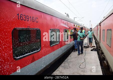 Delhi, Inde. 16 mars 2020. Les cheminots nettoyent l'extérieur d'un train comme mesure préventive contre le coronavirus à la gare de New Delhi. Au total, 114 cas ont été confirmés en Inde, avec 13 personnes guéries et deux morts. Crédit: SOPA Images Limited/Alay Live News Banque D'Images