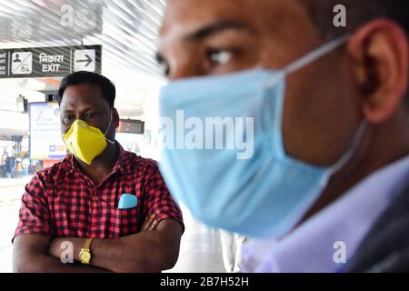 Delhi, Inde. 16 mars 2020. Les personnes portant des masques de visage par mesure de précaution contre la propagation du coronavirus, à la gare de New Delhi. Un total de 114 cas a été confirmé en Inde, avec 13 personnes guéries et deux décès. Crédit: SOPA Images Limited/Alay Live News Banque D'Images