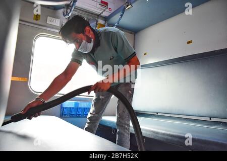 Delhi, Inde. 16 mars 2020. Un travailleur désinfecte l'intérieur d'un train de voyageurs stationné à la gare de New Delhi comme mesure préventive contre le coronavirus. Au total, 114 cas ont été confirmés en Inde, avec 13 personnes soignées et deux morts. Crédit: SOPA Images Limited/Alay Live News Banque D'Images