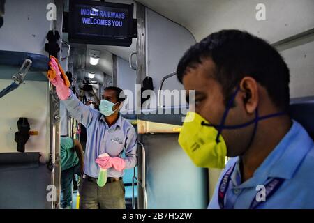 Delhi, Inde. 16 mars 2020. Un travailleur désinfecte l'intérieur d'un train de voyageurs stationné à la gare de New Delhi comme mesure préventive contre le coronavirus.un total de 114 cas a été confirmé en Inde, avec 13 personnes soignées et deux morts. Crédit: SOPA Images Limited/Alay Live News Banque D'Images
