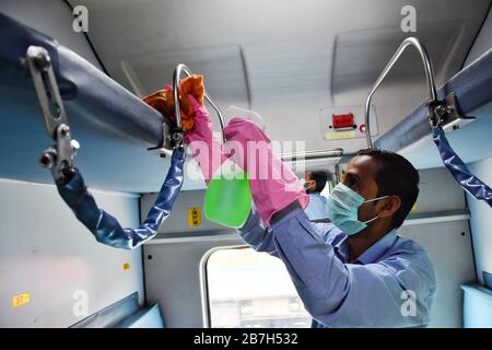 Delhi, Inde. 16 mars 2020. Un travailleur désinfecte l'intérieur d'un train de voyageurs stationné à la gare de New Delhi comme mesure préventive contre le coronavirus. Au total, 114 cas ont été confirmés en Inde, avec 13 personnes soignées et deux morts. Crédit: SOPA Images Limited/Alay Live News Banque D'Images
