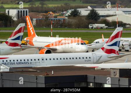 Aéroport London Southend, Essex, Royaume-Uni. 16 mars 2020. EasyJet a annulé tous ses services réguliers en provenance et à destination de l'Espagne, à l'exception d'une poignée de vols de rapatriement. Les arrivées finales d'Alicante et de Malaga sont arrivées à l'aéroport London Southend, avec une arrivée due de Barcelone le soir. L'avion sera probablement stocké à l'aéroport jusqu'à ce que les vols recommencent. Southend est également une base pour Ryanair qui voit aussi une réduction des opérations, et a perdu ses voies Flybe. EZY7416 depuis Alicante en circulant devant les avions BA stockés Banque D'Images