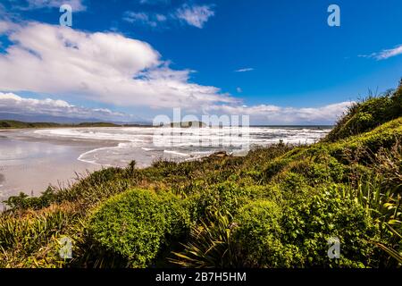 Vue sur la plage de Tauranga Bay, côte ouest, Nouvelle-Zélande Banque D'Images