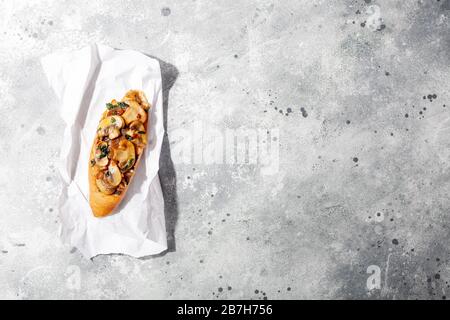 Bruschetta ou tapas avec garniture de champignons salés sur fond de béton gris.apéritif italien antipastiti ouvert toast sandwich pour pique-nique d'été de fête.to Banque D'Images