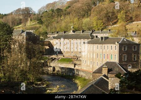 Vue sur le village et les moulins de New Lanark, site classé au patrimoine mondial, à côté de la rivière Clyde, New Lanark, Écosse Banque D'Images