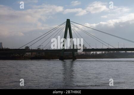 Pont suspendu par câble au-dessus du Rhin. Cologne, Allemagne Banque D'Images