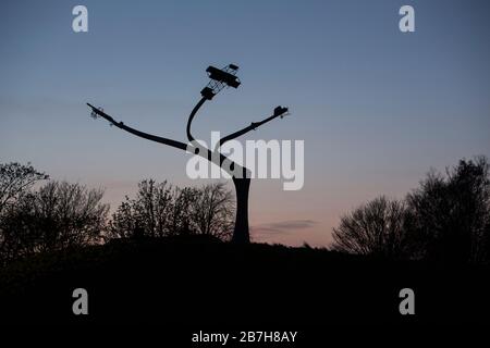 Spirit of Flight Memorial avion monoplan statue biplan au coucher du soleil à Lanark Loch, Lanark, Écosse par Ratho Dyres Forge