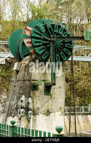 Mécanisme d'exploitation d'un système hydro-électrique à Corra Linn sur la rivière Clyde près des chutes de Clyde, New Lanark, Écosse Banque D'Images