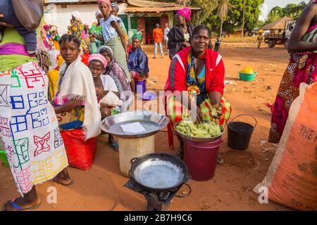 Bissau, République de Guinée-Bissau - 6 février 2018 : les femmes sur le marché de la ville de Bissau, Guinée-Bissau Banque D'Images