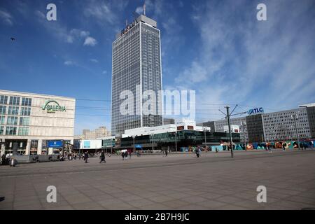 Berlin, Allemagne. 16 mars 2020. Peu de personnes restent à Alexanderplatz dans le quartier de Mitte. Crédit: Wolfgang Kumm/dpa/Alay Live News Banque D'Images
