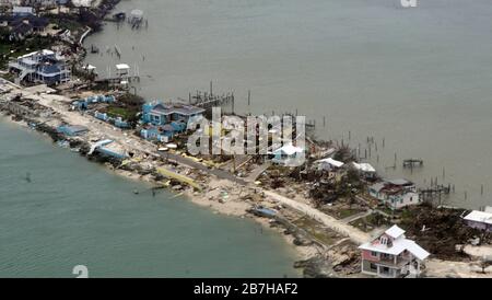 Vue en hauteur d'une rangée de structures endommagées aux Bahamas par un avion de la Garde côtière Elizabeth City C-130 après que l'ouragan Dorian se déplace vers le nord le 3 septembre 2019, le 3 septembre 2019. L'ouragan Dorian a fait la terre samedi et s'est intensifié jusqu'au dimanche. Photo de la Garde côtière américaine par Petty Officer 2ème classe Adam Stanton. () Banque D'Images