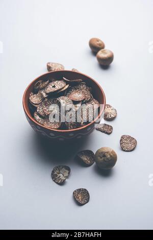 Morceaux de noix de bétel dans un bol également connu sous le nom de tranches de supari en inde, utilisé dans Paan masala Banque D'Images