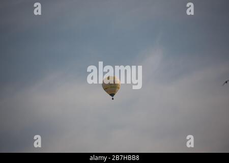 le ballon à air chaud coloré survole le ciel bleu de l'été Banque D'Images