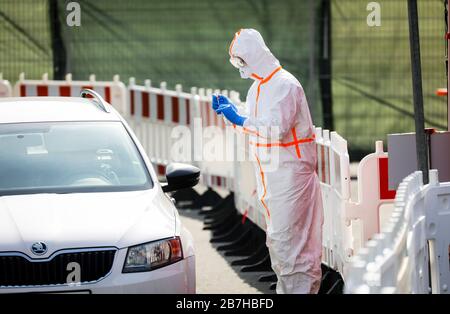 16.03.2020, Oberhausen, région de la Ruhr, Rhénanie-du-Nord-Westphalie, Allemagne - essai au coronavirus, au poste d'essai mobile un médecin prend un frottis Banque D'Images