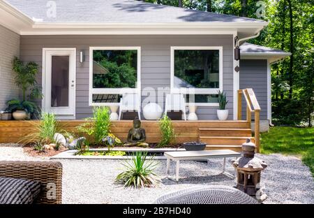 Terrasse PorchWood avec mobilier moderne en plein air Banque D'Images