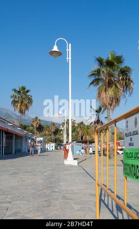 Un panneau de police local avertit les vacanciers d'une fermeture de plage due à des mesures de distanciation sociale du coronavirus, Nerja, Malaga, Espagne Banque D'Images