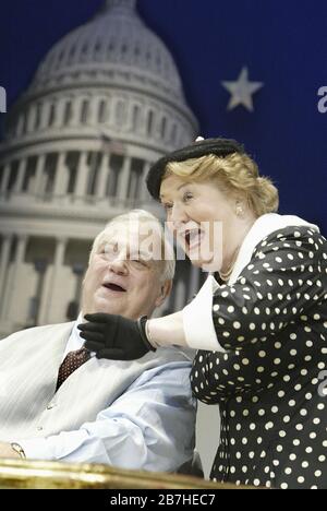 'THE SOLID GOLD CADILLAC' (Teichmann/Kaufman - directeur: Ian Brown) Roy Hudd (Edward L. McKeever), Patricia Routledge (Mme Partridge) Garrick Theatre, Londres   27/09/2004 (c) Donald Cooper Banque D'Images