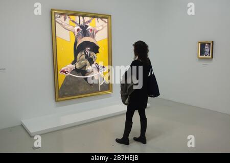 Visiteur devant la peinture du peintre britannique Francis Bacon lors de son exposition au Centre Pompidou à Paris, France. La deuxième version de la peinture intitulée "Peinture" (1946) est vue à gauche. L'exposition portant sur la relation entre les œuvres de Francis Bacon et ses intérêts littéraires se déroule jusqu'au 20 janvier 2020. Banque D'Images