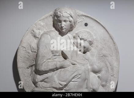 Plâtre du relief en marbre de Madonna et de l'enfant avec le Jeune Saint Jean-Baptiste, connu sous le nom de Pitti Tondo par le sculpteur italien de la Renaissance Michel-Ange Buonarroti (1505).Plâtre moulé daté de la fin du XIXe siècle. Banque D'Images