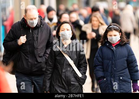 Édimbourg, Écosse, Royaume-Uni. 16 mars 2020. Effets du coronavirus dans le centre-ville d'Edimbourg aujourd'hui. Personnes couvrant des visages avec des masques de visage. Iain Masterton/Alay Live News Banque D'Images